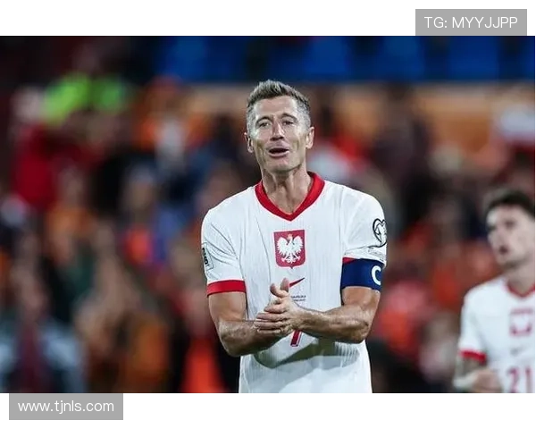 莱万佩戴面具备战三月关键赛